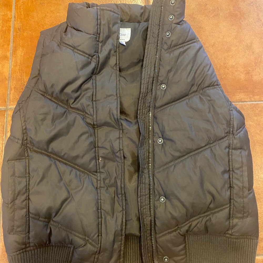 GAP brown puffer vest- M